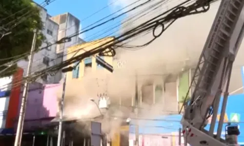 
				
					Trecho da Av. Sete segue interditado após incêndio em casarões
				
				