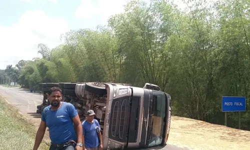 
				
					Trecho da BR-324 é interditado após carreta tombar em Candeias
				
				