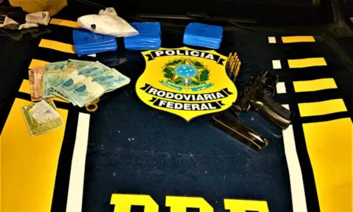 
				
					Três homens são presos com pistola de mira-laser e drogas em Itabuna
				
				
