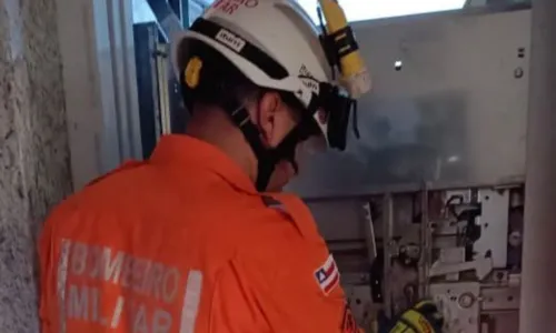 
				
					Três pessoas ficam presas em elevador na BA durante apagão
				
				