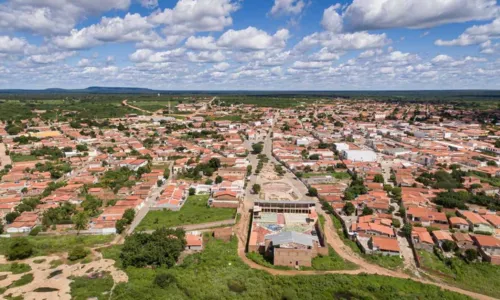 
				
					Três pessoas são baleadas por criminosos no interior da Bahia
				
				