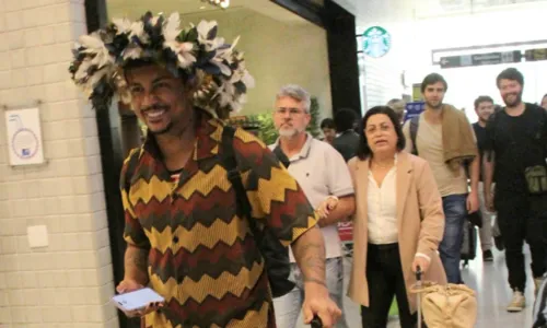 
				
					Usando cocar, Xamã desembarca no Rio após casamento indígena na Bahia
				
				