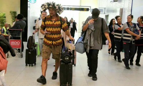 
				
					Usando cocar, Xamã desembarca no Rio após casamento indígena na Bahia
				
				