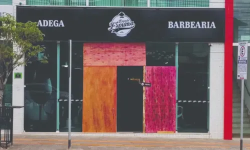 
				
					VÍDEO: Barbearia explode após homem jogar bomba na Bahia
				
				