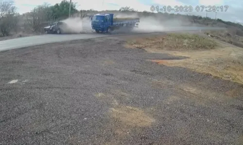 
				
					VÍDEO: Carro é arremessado por caminhão em acidente na BA
				
				