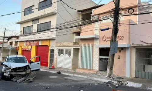 
				
					VÍDEO: carro bate em poste e deixa avenida sem energia em cidade da BA
				
				