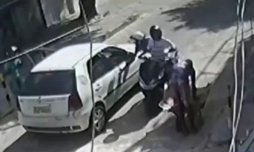 
				
					VÍDEO: carro é roubado por três homens em moto no bairro de Plataforma
				
				