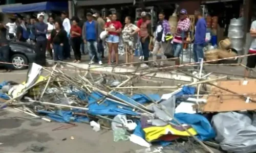 
				
					Van desce ladeira de ré e atinge duas pessoas em barracas na Bahia
				
				