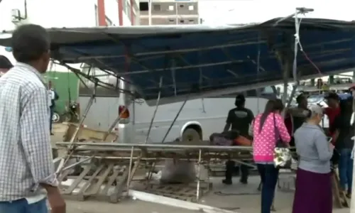 
				
					Van desce ladeira de ré e atinge duas pessoas em barracas na Bahia
				
				