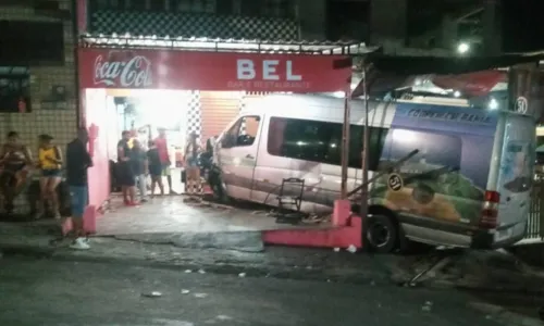 
				
					Van invade bar e atropela pai e filho no Rio Sena, em Salvador
				
				