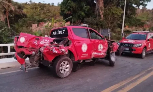 
				
					Veículos dos Bombeiros são atingidos por carreta desgovernada na Bahia
				
				