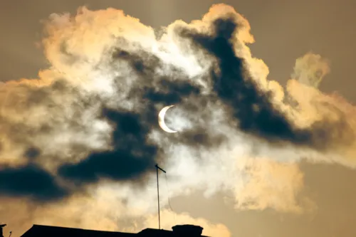 
				
					Veja fotos inéditas do eclipse em Salvador; entenda fenômeno
				
				