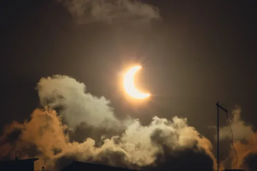 
				
					Veja fotos inéditas do eclipse em Salvador; entenda fenômeno
				
				