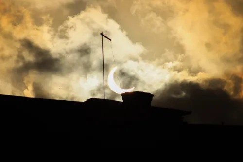 
				
					Veja fotos inéditas do eclipse em Salvador; entenda fenômeno
				
				