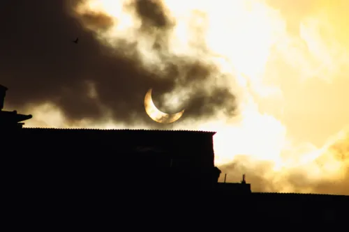 
				
					Veja fotos inéditas do eclipse em Salvador; entenda fenômeno
				
				