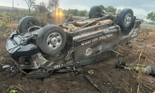 
				
					Viatura da polícia fica destruída após capotar em acidente na BR-242
				
				