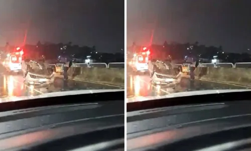 
				
					Vídeo: carro capota em viaduto próximo à Avenida Paralela
				
				