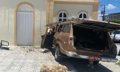 
				
					Vídeo: carro invade praça e bate em igreja em Conceição do Coité
				
				