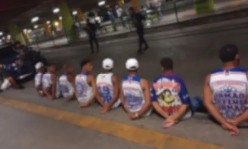 
				
					Vídeo flagra torcedor do Bahia agredindo atendente de bar em estádio
				
				