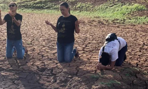 
				
					Vídeo: moradores de cidade atingida pela seca na Bahia oram por chuva
				
				