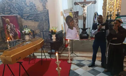 
				
					Vigília para filho de Mãe Bernadete é feita em igreja de Salvador: 'queremos respostas'
				
				