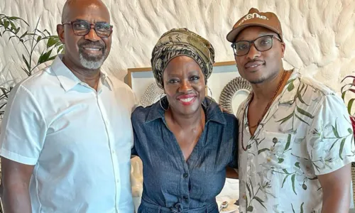 
				
					Viola Davis visita restaurante de comida baiana em Salvador com marido
				
				