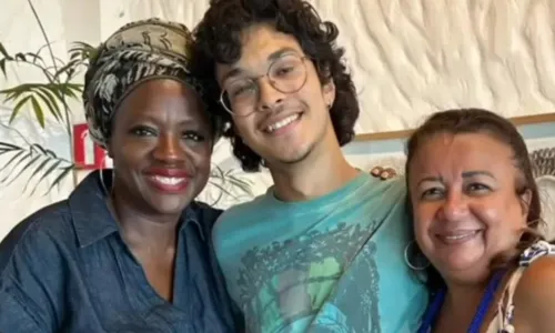 
				
					Viola Davis visita restaurante de comida baiana em Salvador com marido
				
				