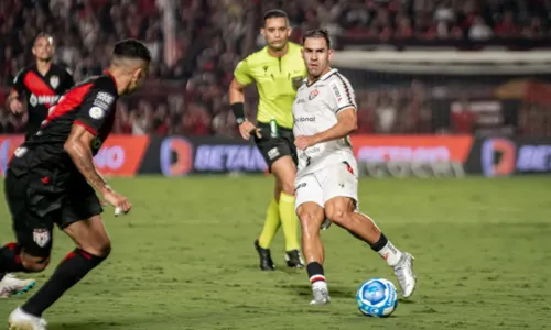 
				
					Vitória mantém empate com um a menos e abre vantagem na liderança
				
				