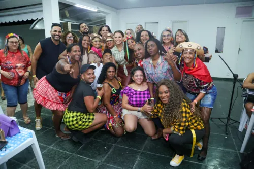 
				
					Viviane Araújo ganha festa junina de fã clube no Rio; Veja fotos
				
				