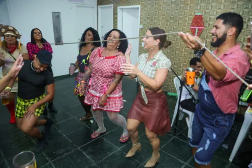 
				
					Viviane Araújo ganha festa junina de fã clube no Rio; Veja fotos
				
				