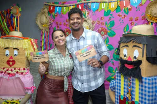 
				
					Viviane Araújo ganha festa junina de fã clube no Rio; Veja fotos
				
				