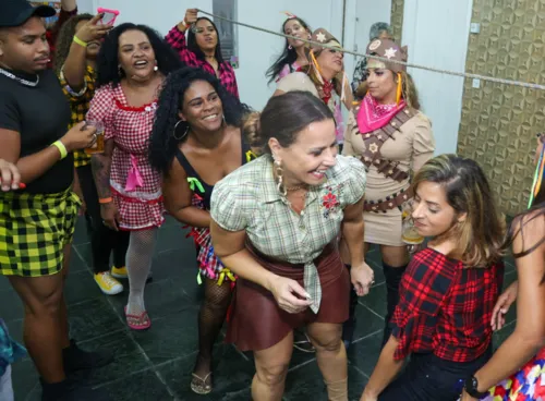 
				
					Viviane Araújo ganha festa junina de fã clube no Rio; Veja fotos
				
				