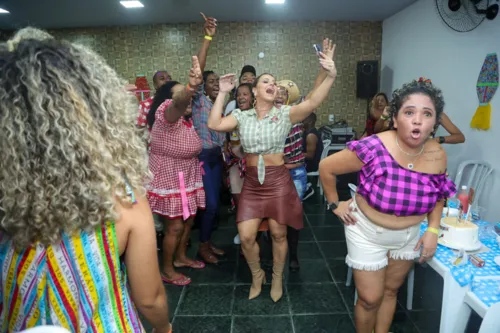 
				
					Viviane Araújo ganha festa junina de fã clube no Rio; Veja fotos
				
				