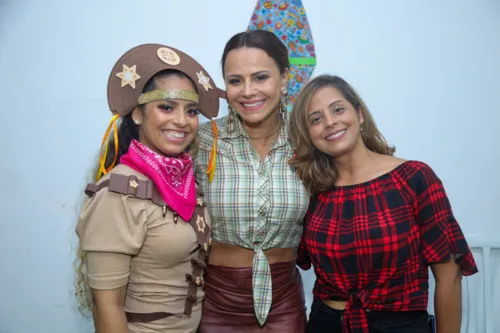 
				
					Viviane Araújo ganha festa junina de fã clube no Rio; Veja fotos
				
				