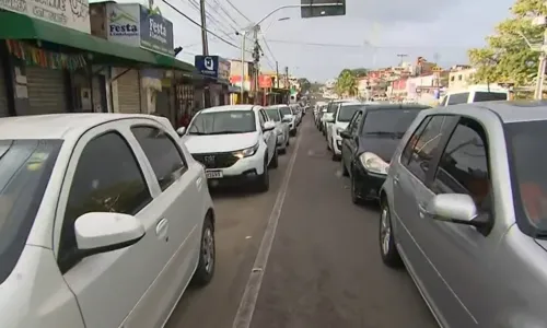 
				
					Volta para casa após feriado tem filas e engarrafamentos em Salvador
				
				