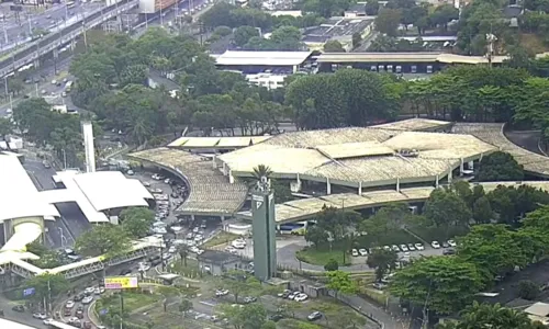 
				
					Volta para casa após feriado tem filas e engarrafamentos em Salvador
				
				