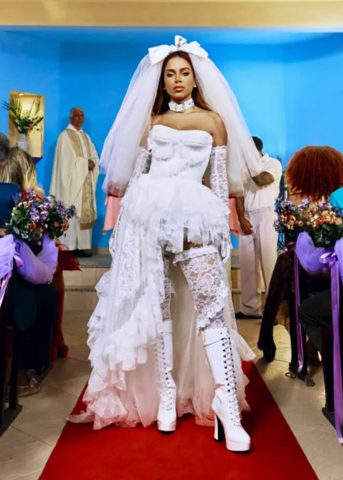 
				
					Anitta aparece vestida de noiva em fotos de novo projeto
				
				