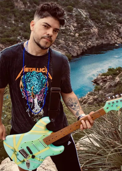 
				
					Ex-guitarrista do Psirico lança single 'Querendo Tua Boca'
				
				