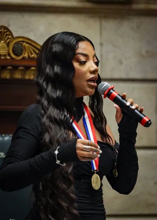 
				
					Ludmilla recebe medalha especial após bater recorde de doações de sangue
				
				