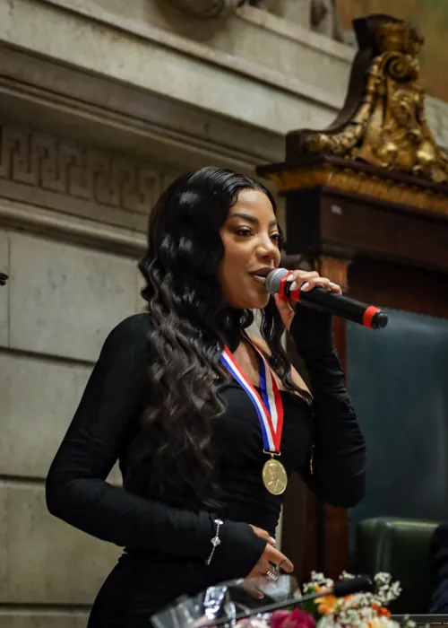 
				
					Ludmilla recebe medalha especial após bater recorde de doações de sangue
				
				