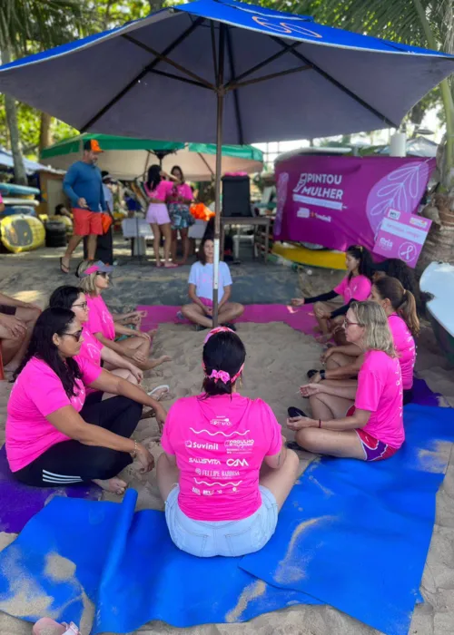 
				
					Remada rosa reúne mulheres que venceram o câncer de mama; veja fotos
				
				