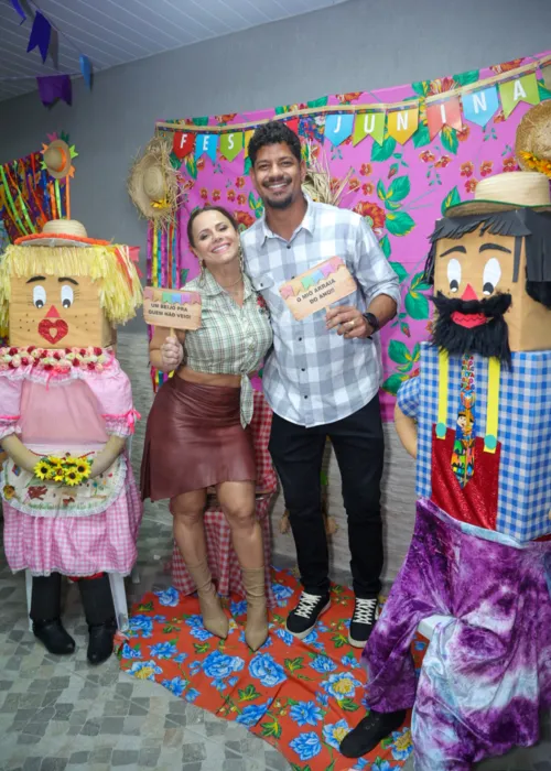 
				
					Viviane Araújo ganha festa junina de fã clube no Rio; Veja fotos
				
				