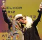 
                  Ailton Graça e Vera Holtz se beijam ao ganhar prêmios no Festival de Cinema de Gramado