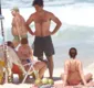 
                  Felipe Simas curte praia com a família e tem momento paizão no RJ