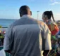 
                  Ivete Sangalo e Thiaguinho cantam para fãs durante gravação em trio