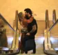 
                  Jesus Luz e nova namorada trocam beijos em dia de compras no RJ