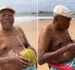 
                  Milton Nascimento curte praia na Bahia com direito a água de coco