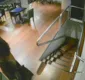 
                  Mulher rouba imagem de orixá em restaurante e câmera flagra ação