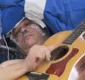 
                  Paciente surpreende ao tocar violão em cirurgia para remoção de tumor cerebral