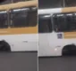 
                  Roda de ônibus solta e veículo para em trecho da BR-324, em Salvador